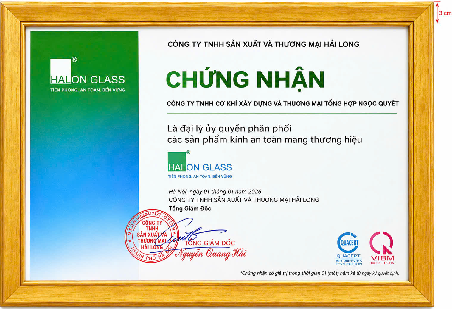 Chứng nhận đại lý ủy quyền phân phối kính an toàn Halon Glass trong khung gỗ vàng rộng 3 cm